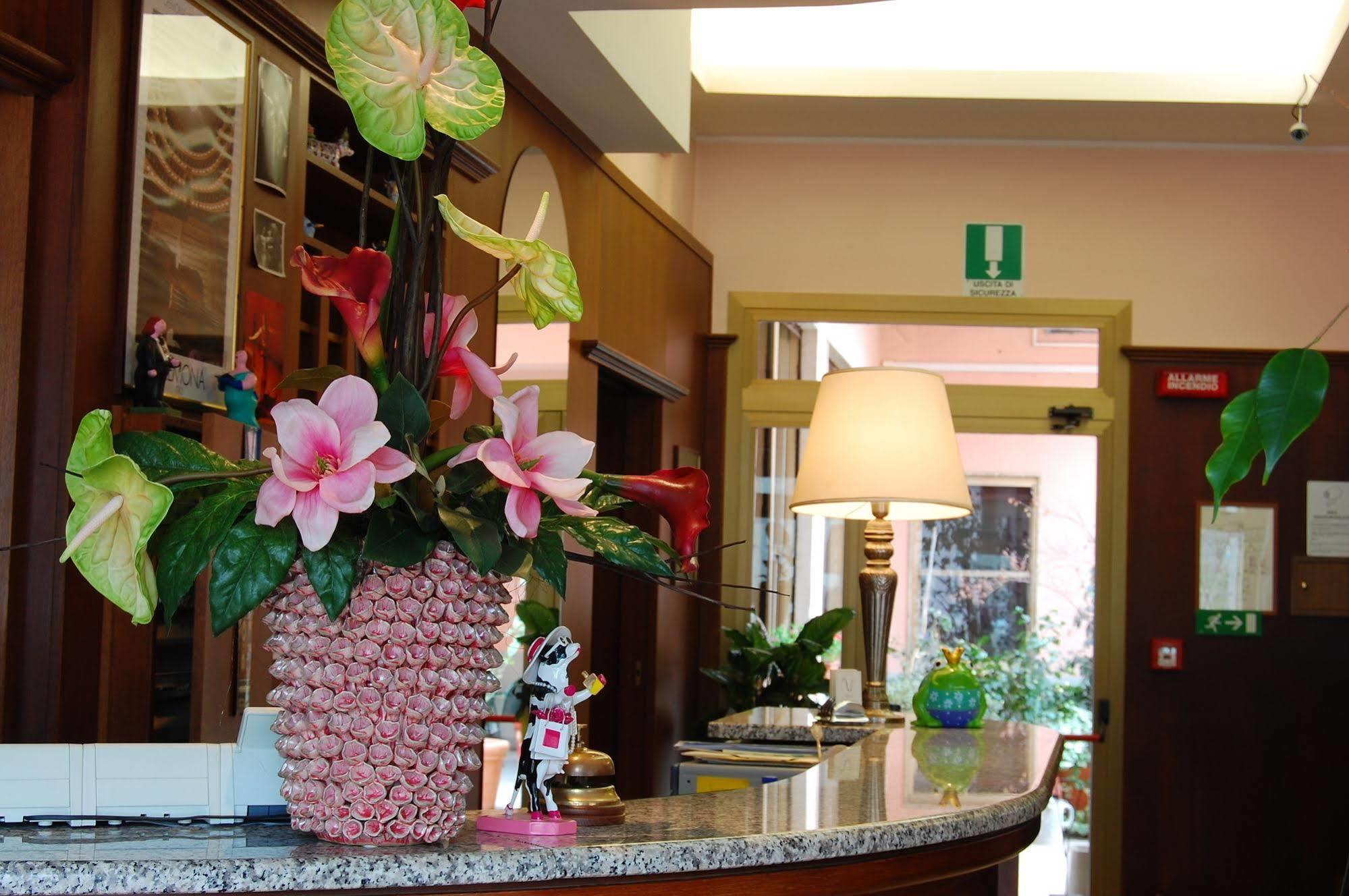 Albergo Visconti Cremona Exteriör bild